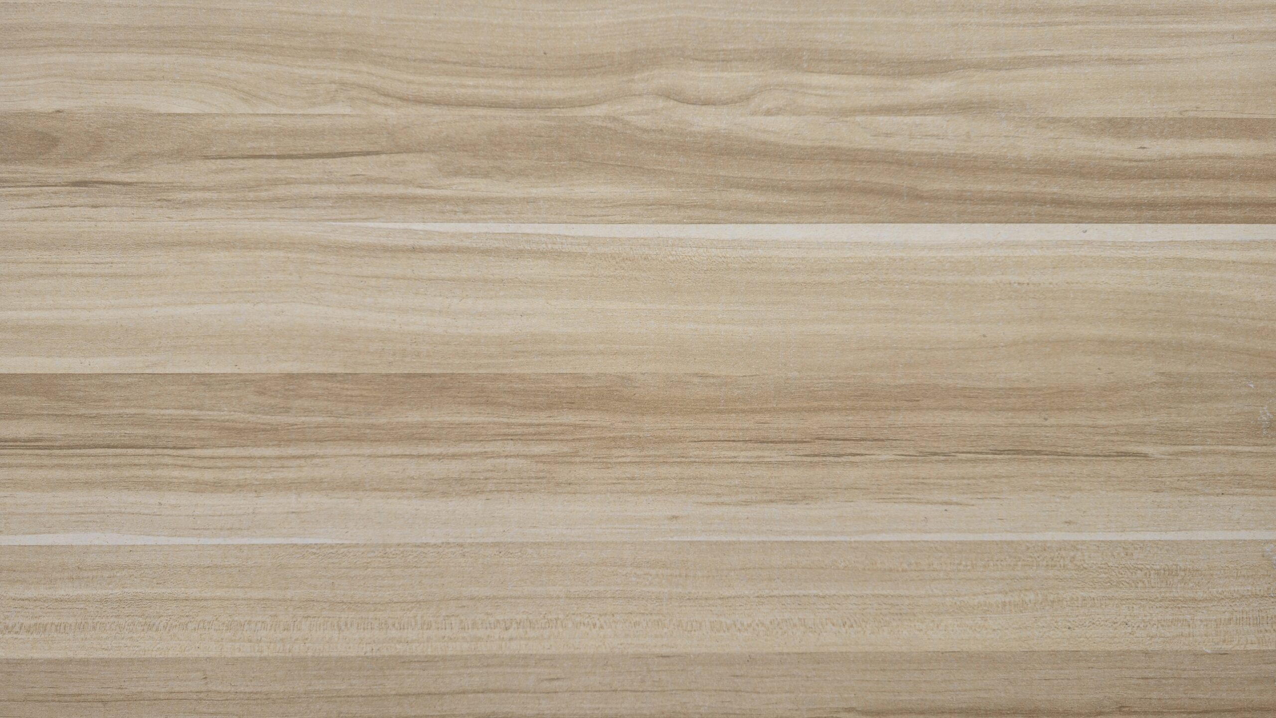 Jasnobrązowa laminowana powierzchnia drewniana, faktura słojów drewna, naturalna drewniana powierzchnia z poziomymi wzorami, idealna jako tło.